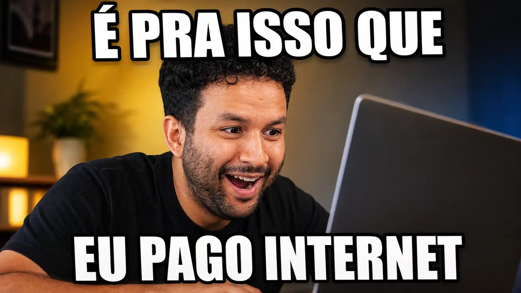 Gestor de tráfego analisando painel de campanhas e métricas em uma tela